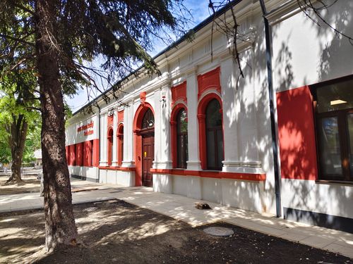 Iskola bejárat